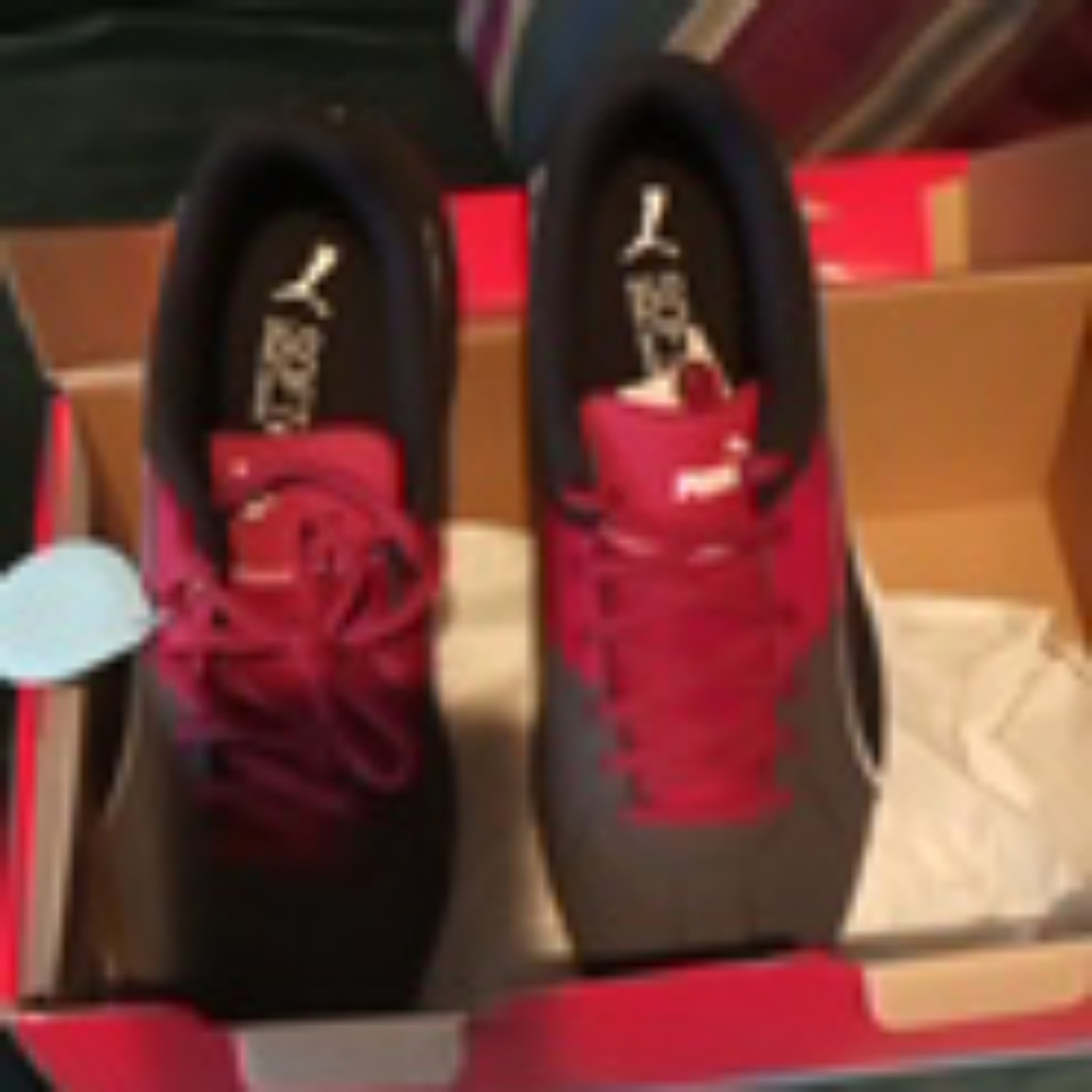 I'm selling a pair of puma tennis shoes
